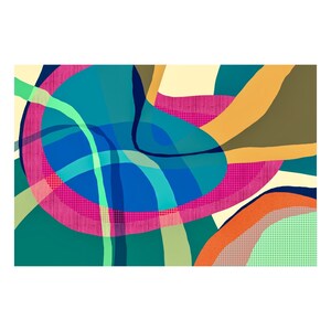 Op de afbeelding: Abstracte kunstprint met een kleurrijk ontwerp met overlappende vormen in tinten blauw, groen, roze, oranje en geel. De vormen zijn gelaagd en creëren een gevoel van diepte en beweging.