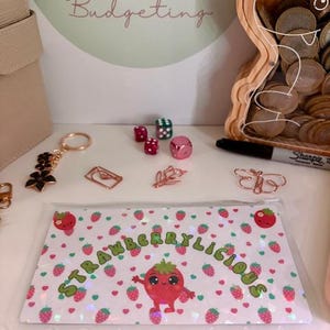 Suivi d&#39;économies Strawberrylicious, Rembourrage en espèces, Reliures budgétaires, Suivis, Économies, Défi argent, Enveloppes d&#39;argent liquide