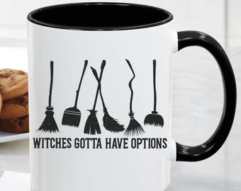 Tazza "Le streghe devono avere delle opzioni", divertente tazza da caffè di Halloween, tazza con scopa da strega, regalo per la stagione spettrale, tazza in ceramica con citazione stregonesca