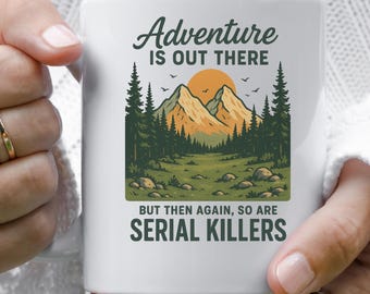 Caneca de assassino em série Adventure Awaits, caneca de café engraçada de assassino em série, caneca de acampamento para presente, caneca de caminhada, caneca de café unissex com humor negro