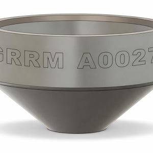 Op de afbeelding: Een tweekleurig, cilindrisch object met een brede, platte bovenkant en een conische basis. Het bovenste gedeelte is lichtgrijs en het onderste gedeelte is donkergrijs. De tekst "GRRM A0027" is op het lichtgrijze gedeelte gedrukt.