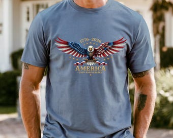 Camiseta del 250 aniversario, Camiseta del águila calva estadounidense, Regalo patriótico de EE. UU. 1776-2026, Gráfico de alas de bandera para él, Azul dorado intenso, Comfort Colors 1717