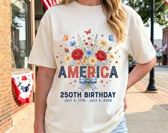 Camiseta del 250 aniversario, Camiseta de cumpleaños de América con flores silvestres, Regalo patriótico del 4 de julio de 1776-2026, Lazo de cuadros vichy floral, Rojo Azul, Comfort Colors 1717