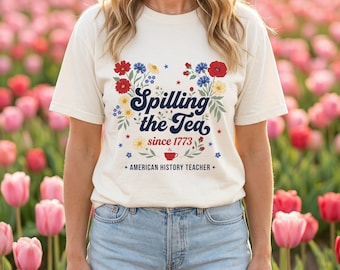 Camiseta del 250 aniversario, Camiseta "Spilling Tea Since 1773", Regalo divertido para profesores de historia, Flor silvestre patriótica, 4 de julio Boston, Comfort Colors 1717