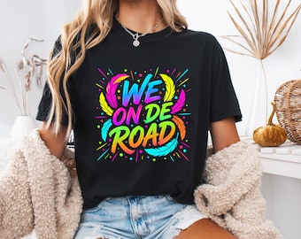 Camiseta del Carnaval de Trinidad, Camiseta "We On De Road", Traje de Carnaval Caribeño, Camiseta con Disfraz de Carnaval Colorido, Camiseta de Marcha de Carnaval, Escudo de Trinidad