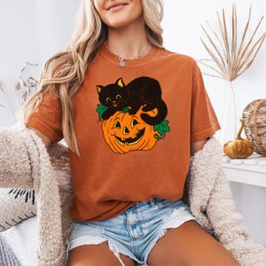 Vintage Black Cat Pumpkin Shirt, Comfort Colors® Spooky Season Halloween Tee, Retro Fall Pumpkin Graphic T-Shirt, Autumn Witch Cat Top 90s