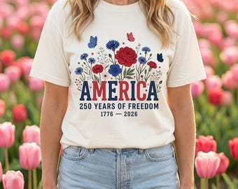 Camiseta del 250 aniversario, Camiseta de mariposa y flores silvestres americanas, 250 años de libertad 1776 2026 Patriótica, Regalo floral rojo y azul, Colores cómodos 1717