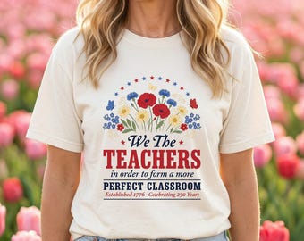 Camiseta del 250 aniversario, Camiseta "We The Teachers", Regalo divertido perfecto para el aula, Fundada en 1776, Flor silvestre patriótica para ella, Comfort Colors 1717