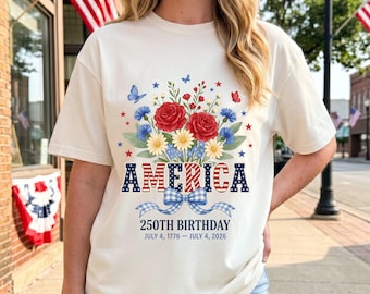 Camiseta del 250 aniversario, Camiseta de rosas de cumpleaños de América, Regalo floral patriótico del 4 de julio de 1776-2026, Lazo de cuadros vichy, Rojo, Blanco y Azul, Comfort Colors 1717