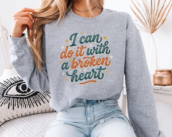 Ich kann es mit einem gebrochenen Herzen tun Sweatshirt, Lyrik inspirierte Sad Girl Era Rundhalsausschnitt, Herzschmerz Heilung gemütliches Unisex Fan Geschenk Shirt, emotional