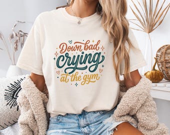 Rolig T-shirt med "Down Bad Crying at the Gym"-motiv, Retro typografisk träningstopp, Unisex T-shirt i bekväma färger, Fitnesshumorgåva, Trendig!