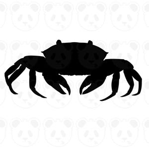 Può includere: Silhouette nera di un granchio con grandi chele e molteplici zampe. Il granchio è centrato su uno sfondo bianco con un motivo di facce di panda. Il corpo del granchio presenta un aspetto strutturato.