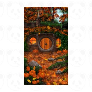 Op de afbeelding: Digitale illustratie van een hobbitgat in een herfstlandschap. De ronde houten deur staat centraal, geflankeerd door twee ronde ramen met warm licht. Pompoenen en gevallen bladeren creëren een herfsttafereel.