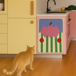 Puede incluir: Una cocina colorida con armarios amarillos y rosas. El armario rosa tiene un gr&aacute;fico con una forma rosa, c&iacute;rculos rojos y rayas verdes. Un gato atigrado naranja camina sobre el suelo de madera.