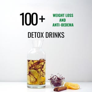 Könnte beinhalten: Eine klare Glaskaraffe gefüllt mit einer gelben Flüssigkeit, Zimtstangen und Zitronenscheiben. Der Text "100+ DETOX DRINKS" steht über der Karaffe, mit "WEIGHT LOSS AND ANTI-OEDEMA" in Grün. Eine kleine Schale mit Kräutern und ein Zimtstange sind davor.