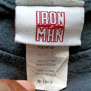 Camiseta vintage de Iron Man para niño, talla mediana, estampado gráfico, color negro. imagen 3