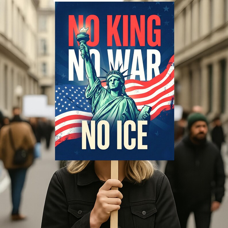Puede incluir: Un cartel de protesta sostenido por una persona, con la Estatua de la Libertad y la bandera estadounidense. El cartel dice "NO KING, NO WAR, NO ICE" en letras blancas y rojas en negrita sobre un fondo azul oscuro.