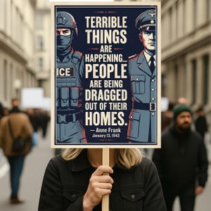 Puede incluir: Un cartel de protesta sostenido por una persona, con un dise&ntilde;o azul marino y crema con el texto "TERRIBLE THINGS ARE HAPPENING... PEOPLE ARE BEING DRAGGED OUT OF THEIR HOMES." El cartel incluye la cita de Ana Frank, 13 de enero de 1943.