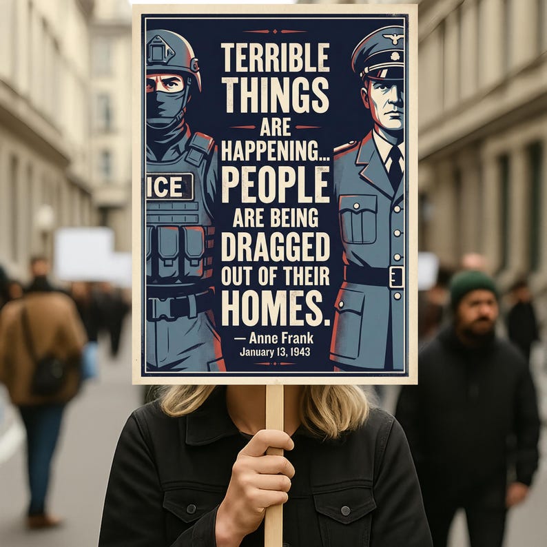 Puede incluir: Un cartel de protesta sostenido por una persona, con un dise&ntilde;o azul marino y crema con el texto "TERRIBLE THINGS ARE HAPPENING... PEOPLE ARE BEING DRAGGED OUT OF THEIR HOMES." El cartel incluye la cita de Ana Frank, 13 de enero de 1943.