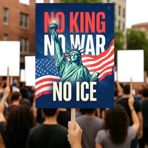 Puede incluir: Un cartel de protesta con las palabras "NO KING, NO WAR, NO ICE" en texto blanco y rojo, sostenido en una multitud. El cartel presenta una ilustraci&oacute;n de la Estatua de la Libertad y la bandera estadounidense.