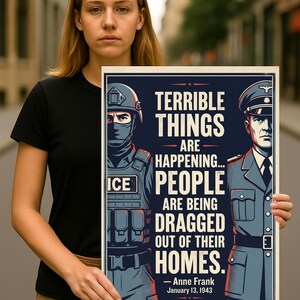Puede incluir: Una persona sosteniendo un cartel con el texto "TERRIBLE THINGS ARE HAPPENING... PEOPLE ARE BEING DRAGGED OUT OF THEIR HOMES." El cartel presenta ilustraciones de agentes del orden y la cita "- Anne Frank January 13, 1943."