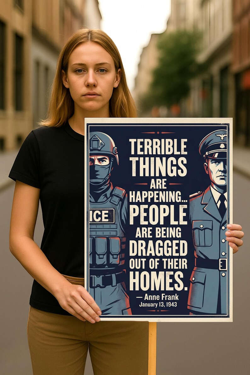 Puede incluir: Una persona sosteniendo un cartel con el texto "TERRIBLE THINGS ARE HAPPENING... PEOPLE ARE BEING DRAGGED OUT OF THEIR HOMES." El cartel presenta ilustraciones de agentes del orden y la cita "- Anne Frank January 13, 1943."