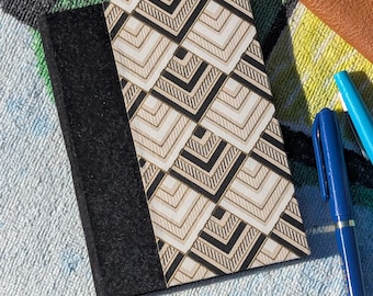 Gebundenes Notizbuch „Geometrisches Chevron-Muster / Schwarz“ – 88 A6-Seiten mit Punktraster – Tagebuch, Notizen, Reisetagebuch