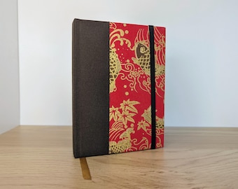 Stoffnotizbuch im A6-Format „Roter und goldener Koi“, 188 linierte Seiten, Fadenheftung