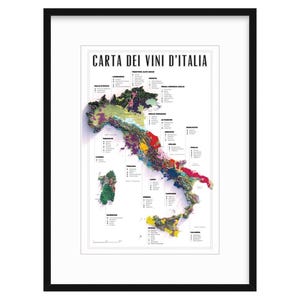 Op de afbeelding: Een ingelijste print van een kleurrijke kaart van Italië, getiteld "Carta dei Vini d'Italia". De kaart toont wijnregio's met verschillende kleuren. De print zit in een zwart frame.