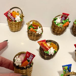 Miniatyr påskkorg fylld - med kanin och godis