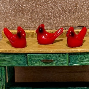 Miniatyrfigurer av röda kardinaler - set med 3 i dockskåpsskala