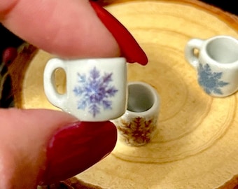 Canecas de Natal vintage em miniatura com flocos de neve