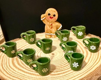 Canecas de café natalinas em miniatura com flocos de neve - escala 1:12 para casa de bonecas