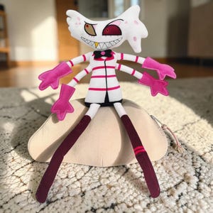 Pode incluir: Um conjunto de três canecas de cerâmica com acabamento fosco e salpicado. As canecas são em tons de creme, cinza claro e cinza escuro. Cada caneca tem um design simples e minimalista.