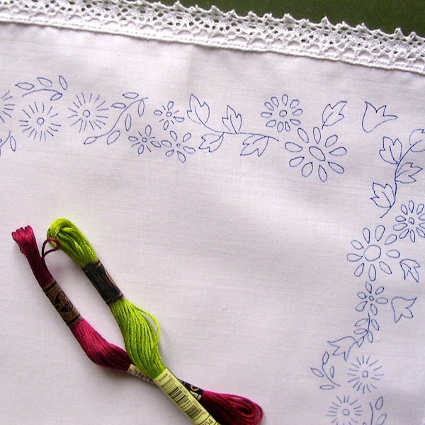 Dienbladdoek met een borduurmotief, bloemenborduurwerk handborduurpatroon