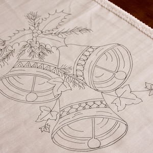 Julklockor med murgröna tryckt på handbroderad bordslöpare, redo att broderas, bomull 28 x 113 cm spetskant