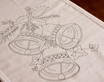 Camino de mesa con estampado de campanas navideñas y hiedra, bordado a mano, listo para bordar, de algodón, 11" x 47", borde de encaje