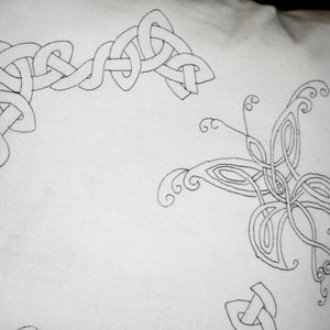 Handgestickter Kissenbezug mit keltischem Schmetterlings-Freestyle-Stickmuster