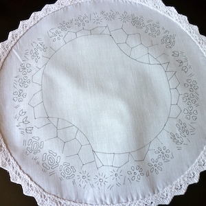 刺繍の準備完了、テーブルセンター、ガーデンパスサークル刺繍デザイン、