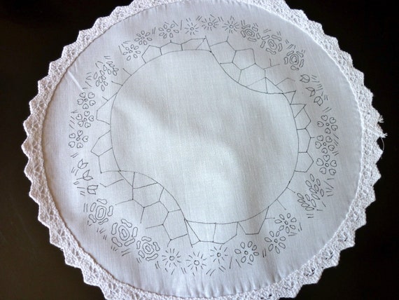 Traced to Embroider Table Centre Flower design circle CSOO22 