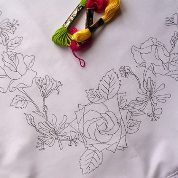 Nappe motif broderie florale chèvrefeuille et roses prête à broder