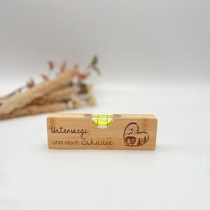 Personalisierte Wasserwaage aus Holz mit Gravur „Unterwegs und doch Zuhause“ – inkl. Flaschenöffner – Geschenkidee für Camper