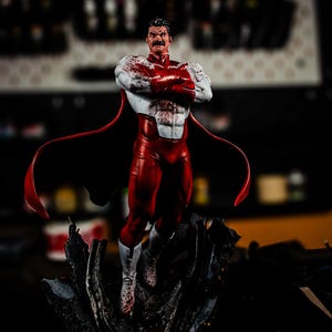 Alles-Mensch-Statue | Unbesiegbar Fan Art Figur ~30 cm | Viltrumit Held