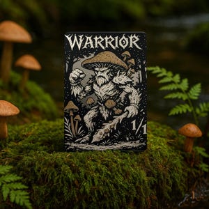 Puede incluir: Una tarjeta negra con la palabra "WARRIOR" en la parte superior. La tarjeta presenta una ilustración detallada de una criatura con forma de hongo con barba, sosteniendo un arma. La tarjeta está ambientada sobre un fondo de musgo y setas.