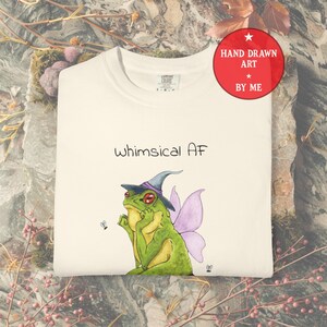 Maglietta con rana divertente e stravagante, maglietta con rana Cottagecore, maglietta con animali magici, maglietta unisex tinta in capo con rospo incantato, regalo per gli amanti delle rane immagine 1