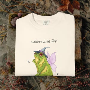 Maglietta con rana divertente e stravagante, maglietta con rana Cottagecore, maglietta con animali magici, maglietta unisex tinta in capo con rospo incantato, regalo per gli amanti delle rane immagine 2