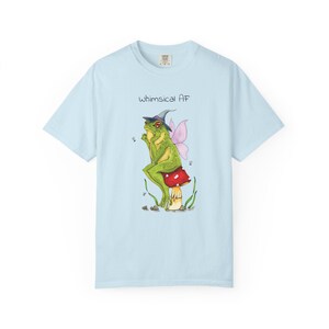 Maglietta con rana divertente e stravagante, maglietta con rana Cottagecore, maglietta con animali magici, maglietta unisex tinta in capo con rospo incantato, regalo per gli amanti delle rane immagine 5
