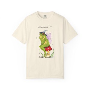 Maglietta con rana divertente e stravagante, maglietta con rana Cottagecore, maglietta con animali magici, maglietta unisex tinta in capo con rospo incantato, regalo per gli amanti delle rane immagine 3