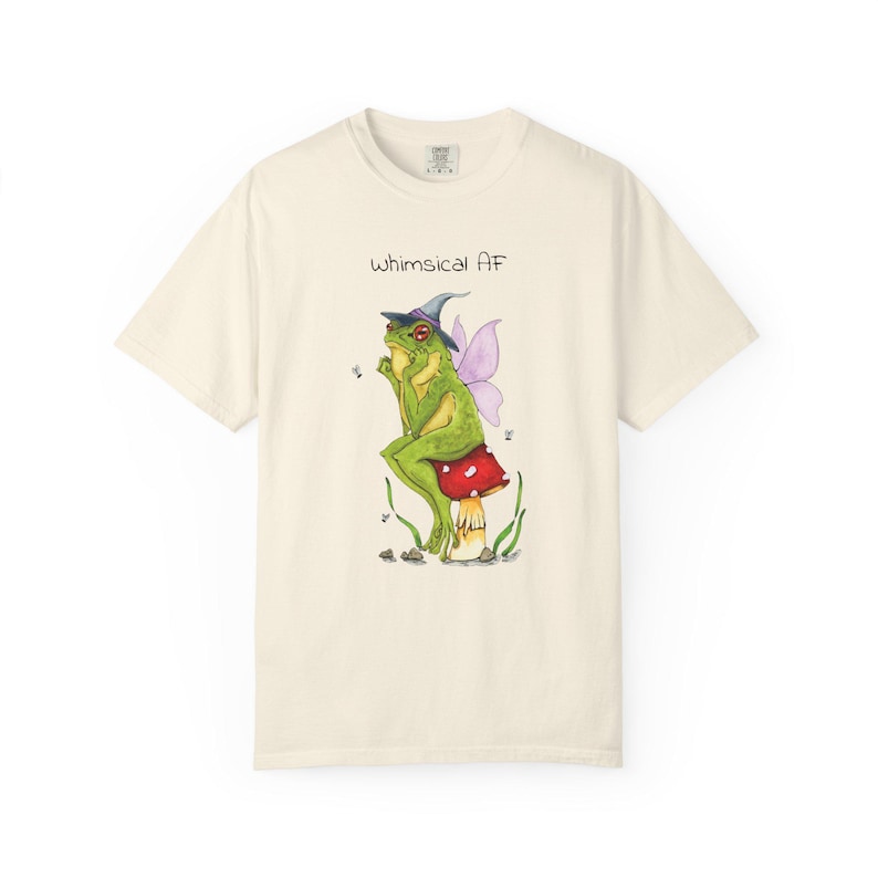 Maglietta con rana divertente e stravagante, maglietta con rana Cottagecore, maglietta con animali magici, maglietta unisex tinta in capo con rospo incantato, regalo per gli amanti delle rane immagine 3