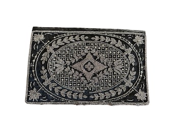 Antieke Art Deco Franse clutch uit de jaren 1920 met kralen en spiegel, in de huidige staat.